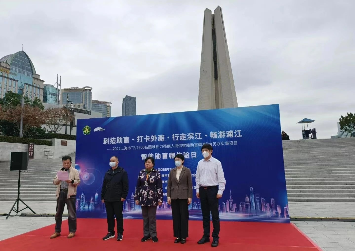 图为：巴特朝格图与边境派出所民警观察边境线情况  白玉泉摄.JPG