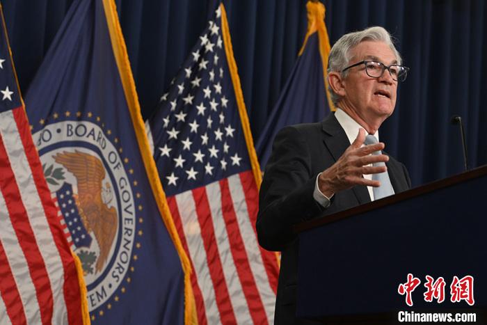 当地时间2022年11月2日，美国联邦储备委员会宣布将联邦基金利率目标区间上调75个基点到3.75%至4%之间。图为美联储主席鲍威尔当天出席记者会。 <a target='_blank' href='/'>中新社</a>记者 陈孟统 摄