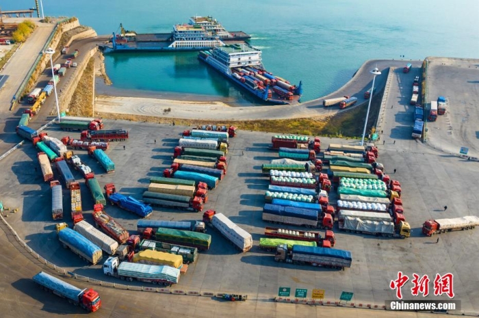 资料图：2022年12月下旬，长江三峡西陵峡段，江面船只往来穿梭，滚装码头全天候作业。图为繁忙的秭归滚装码头。郑家裕 摄