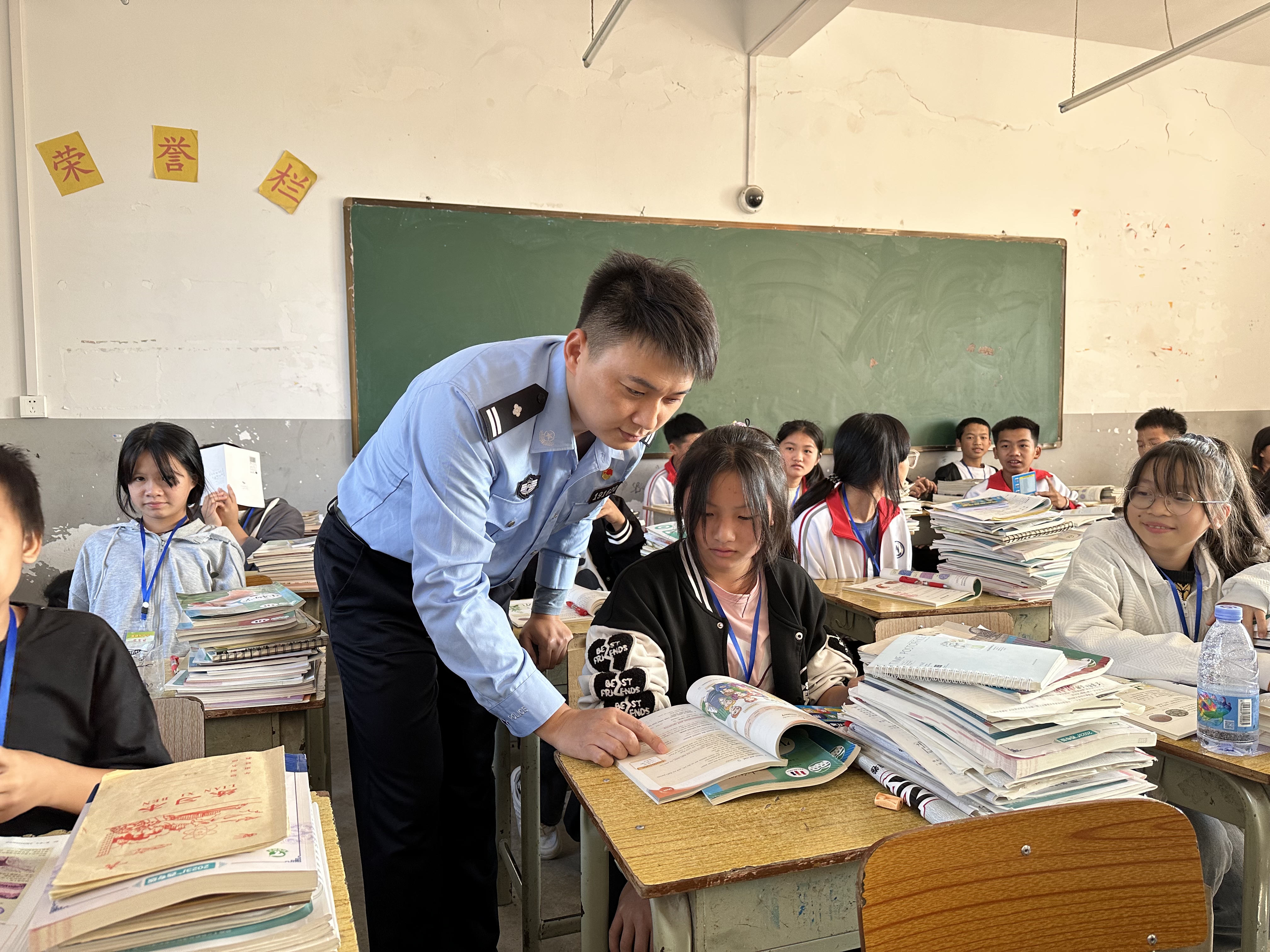 方舱采样室内工作场景3 陈兴洲 摄.jpg