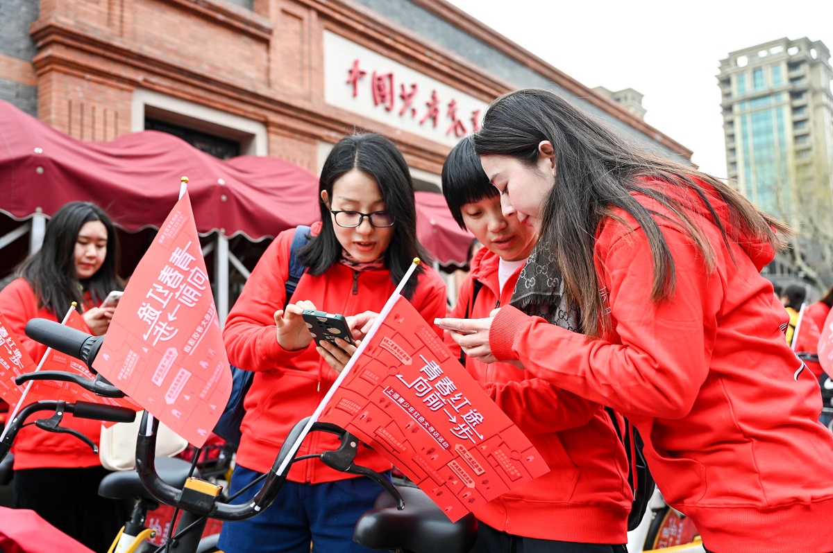 “青春当红队”队员在中共一大纪念馆完成线路打卡.JPG