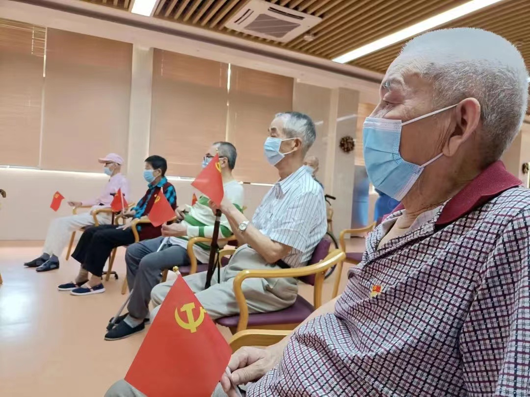 养老院爱心捐赠，情暖老人心 新云村党员志愿者为老人送上祝福 - 长沙浩民养老院