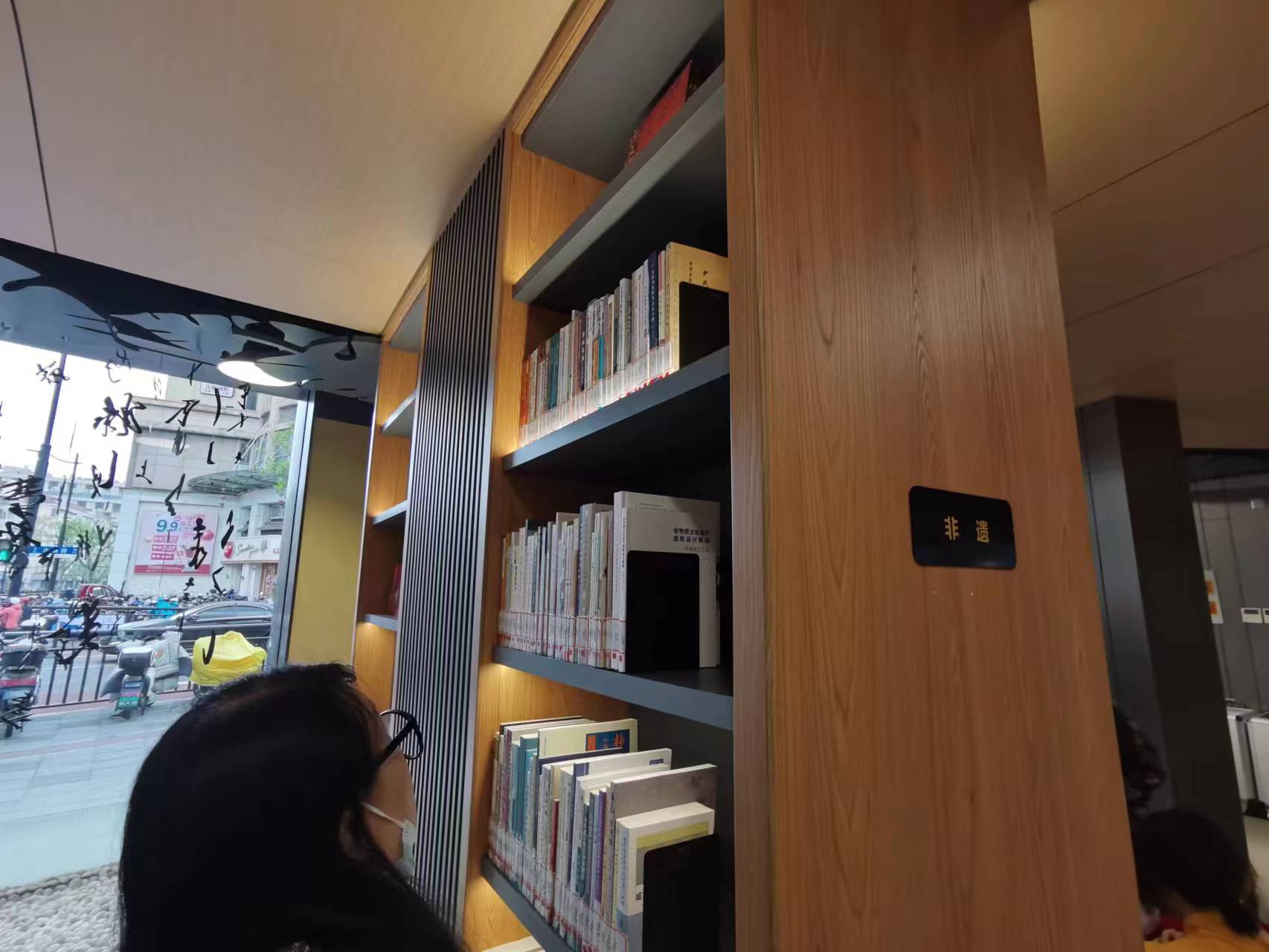 长宁各街镇的图书馆大变样了__上海市长宁区人民政府