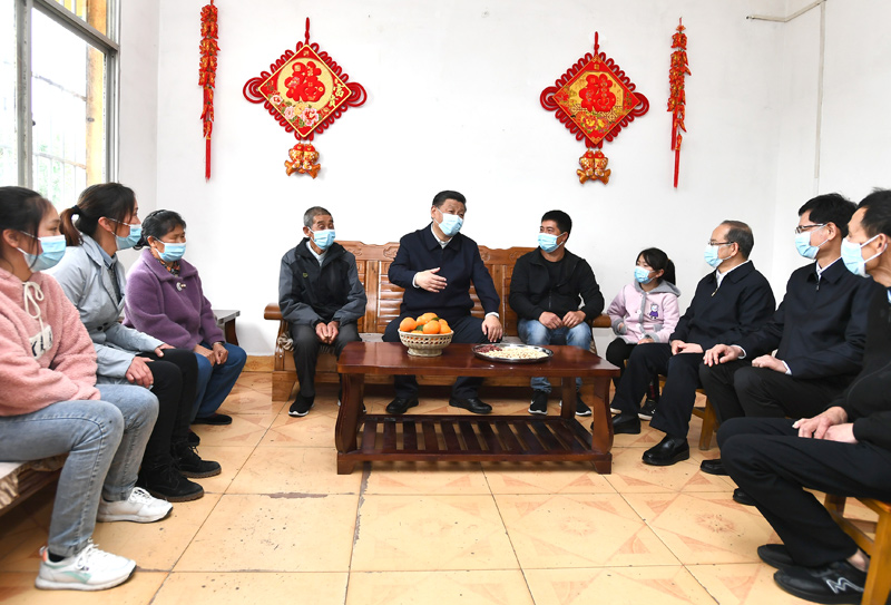 2021年4月25日上午,习近平在广西壮族自治区桂林市全州县才湾镇毛竹山村村民王德利家中看望,同一家人围坐在一起聊家常。