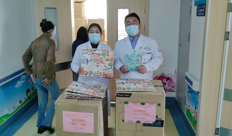 6.六一儿童节代表复旦大学附属儿科医院后勤第一、第二党支部为儿科病房爱心书屋捐赠图书_副本.jpg