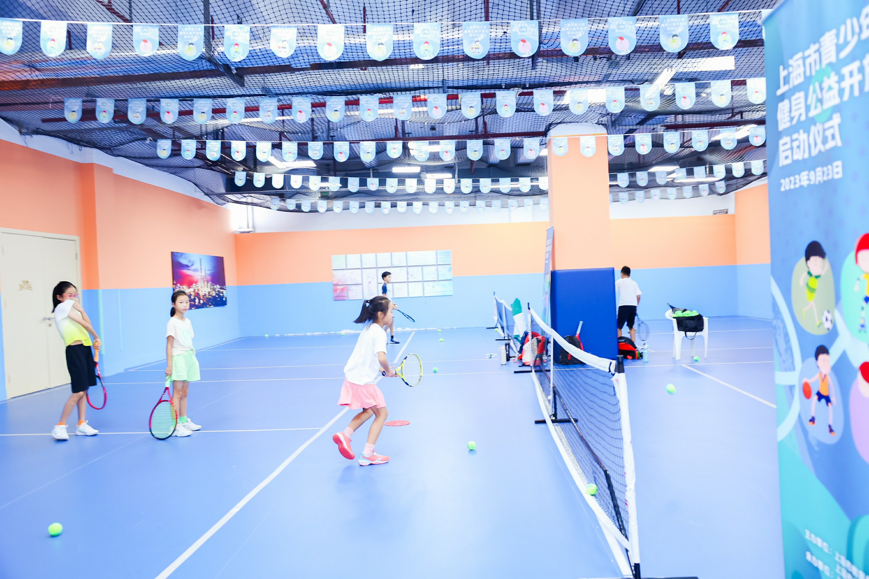 9.学生在上海大学生体育中心参加健身体验活动（网球）.jpg