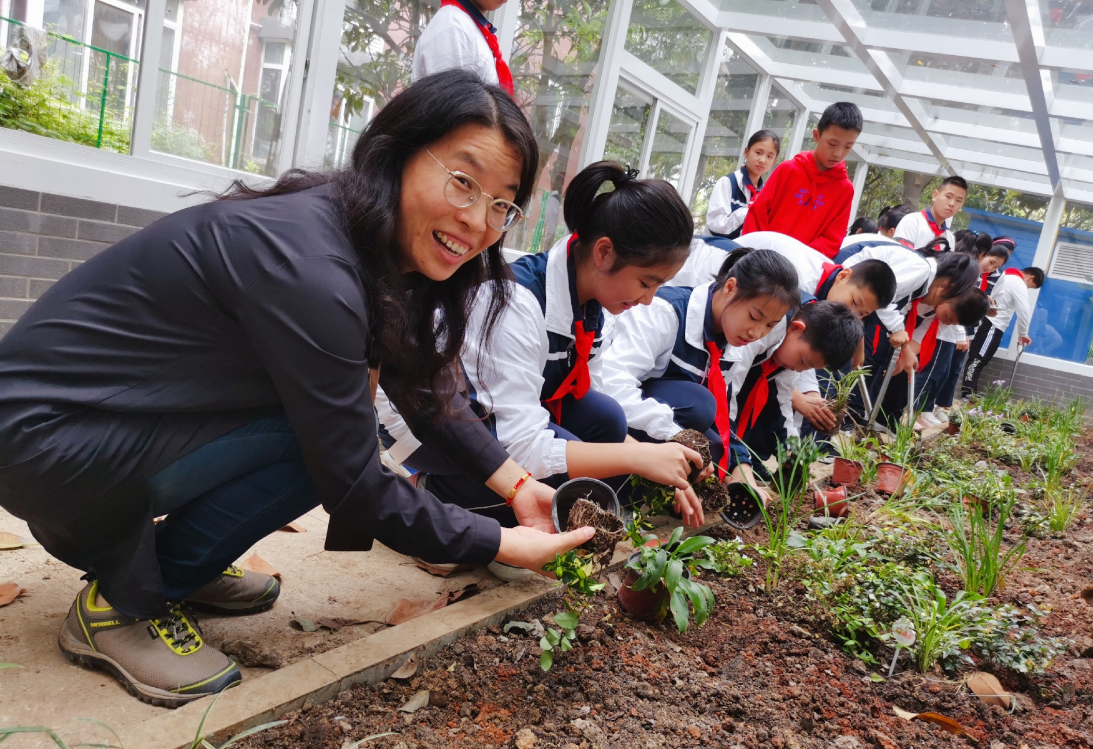 7、2022.04上海市江镇中学导师带领学生前往学校生态园栽培绿植（图片位置：第九段下方）.png