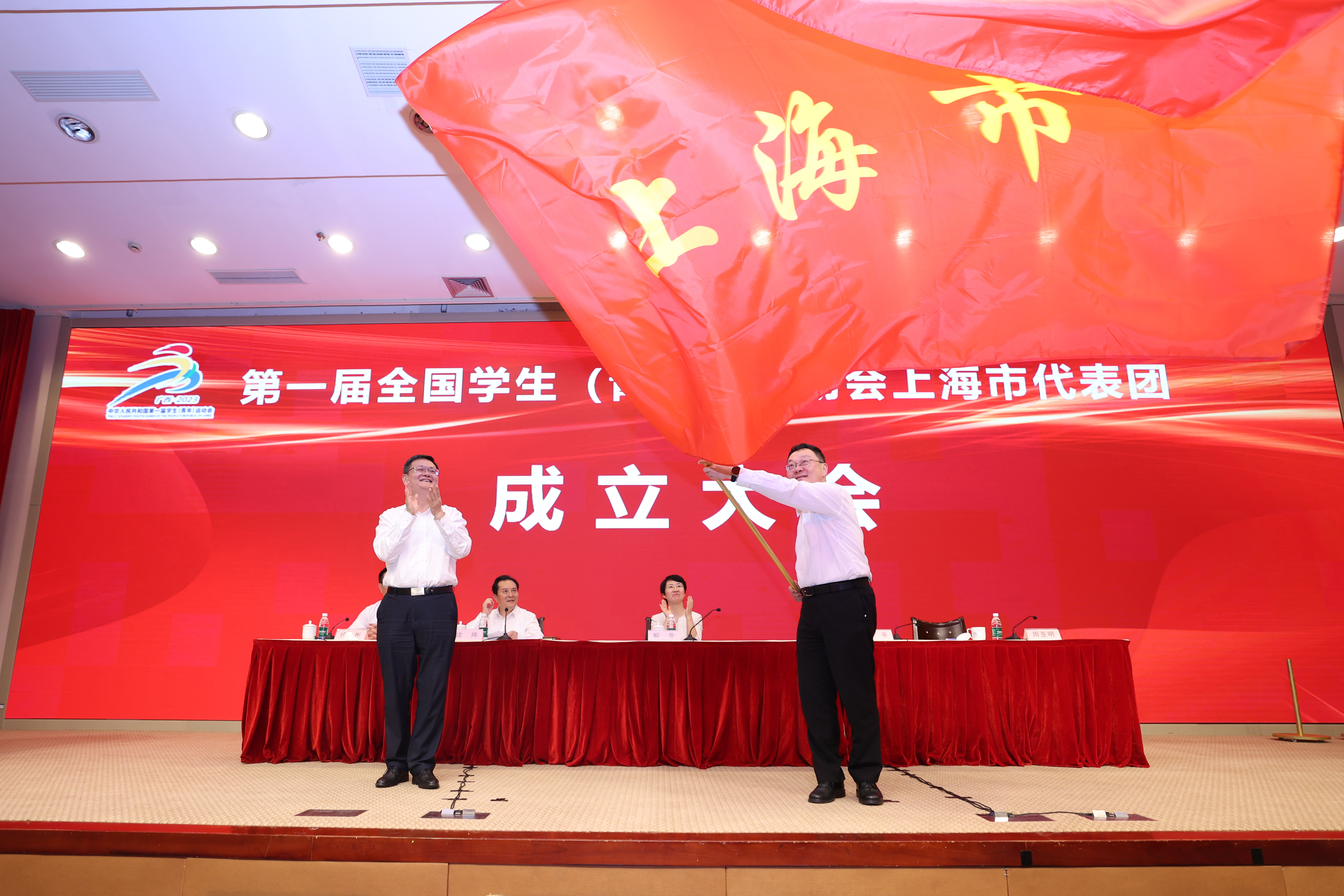 10.市政府副秘书长王平向市教委主任周亚明（校园组上海代表团团长）授旗（李一平 摄）.jpg