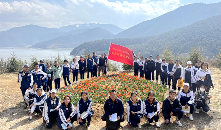 帮扶教师带领学生高山植物园开展社会实践_副本.png