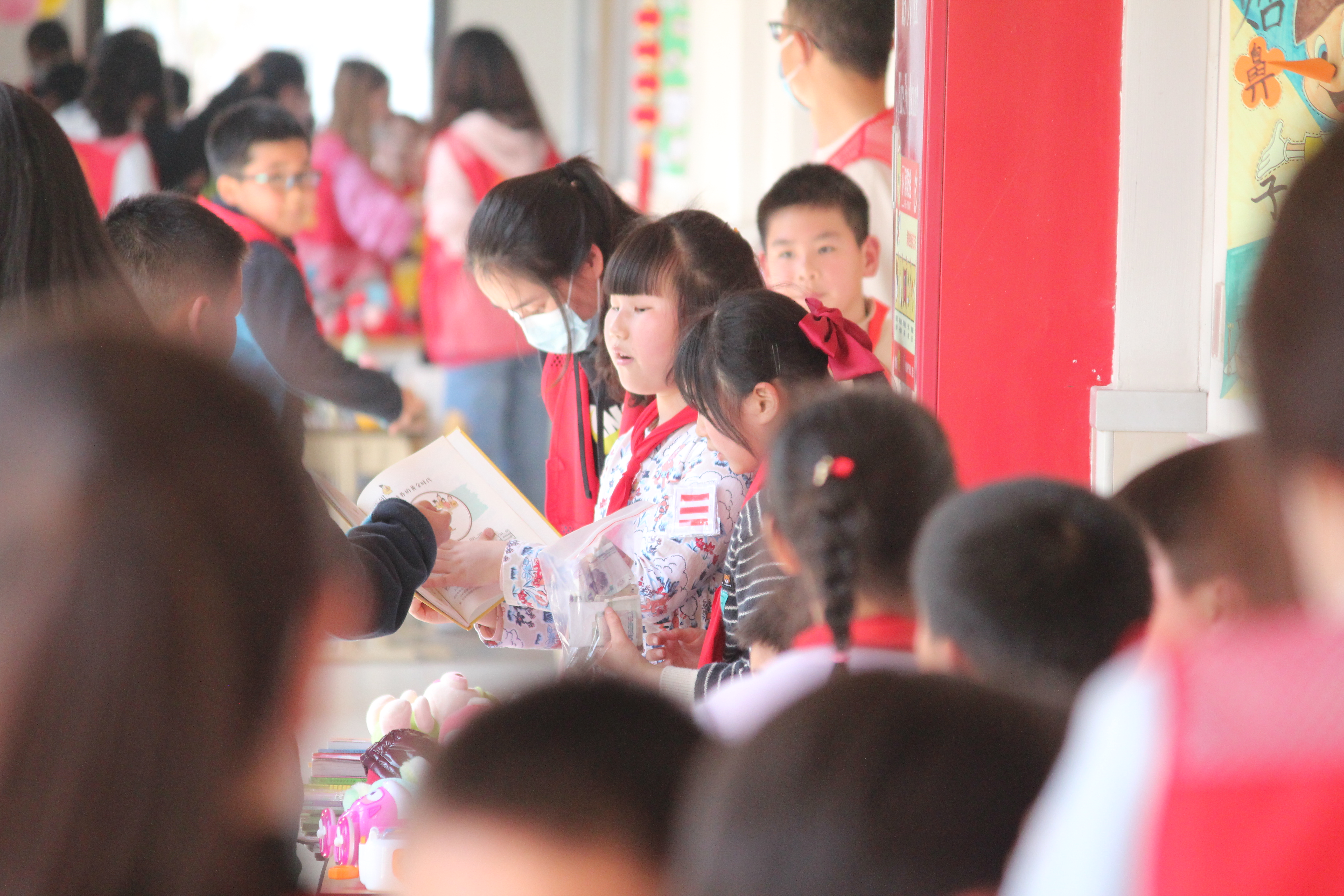6+2023年3月10日前京小学举行“行走的LOVE”爱心义卖活动.jpg