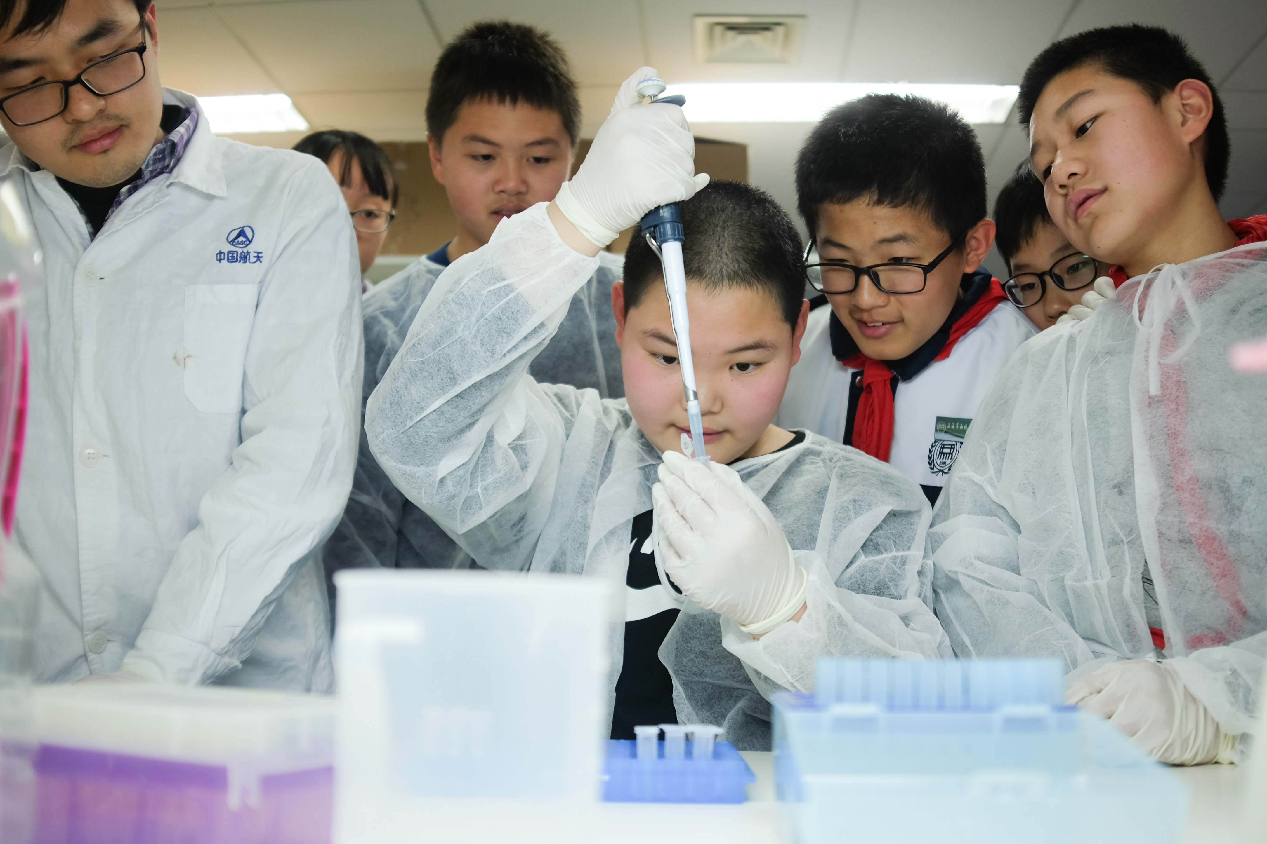 （9）2021年9月25日下午在中科院上海分院我校学生在做化学实验.jpg