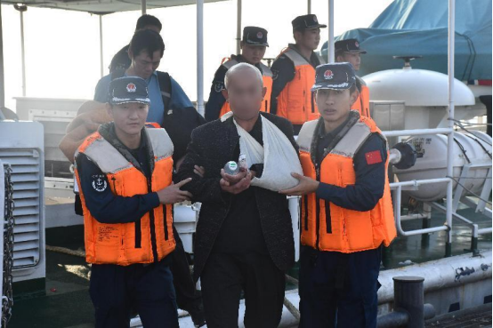 上海崇明海警局紧急救助一名断指渔民418.png