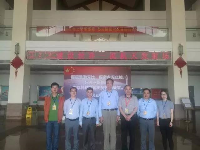 西北工业大学商澎教授团队与我国载人航天工程高级顾问顾逸东院士、“天舟一号”总设计师白明生在文昌航天发射场合影。