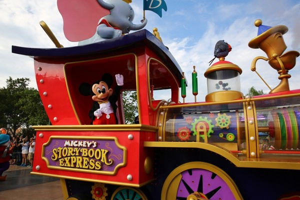 "米奇童话专列"日间主题巡游则成了乐园内迄今观看人数最多的娱乐