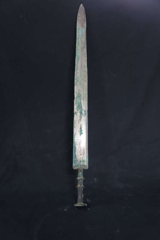 物质的约300毫升古代发酵酿造酒,而且发掘出土一柄保存完整的青铜长剑
