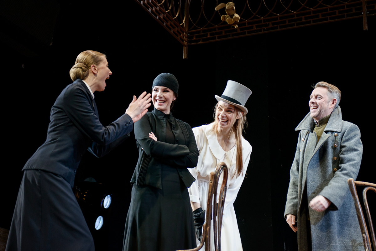 4-3 《三姐妹》 剧照2.jpg 4-3 《三姐妹》 剧照2.jpg