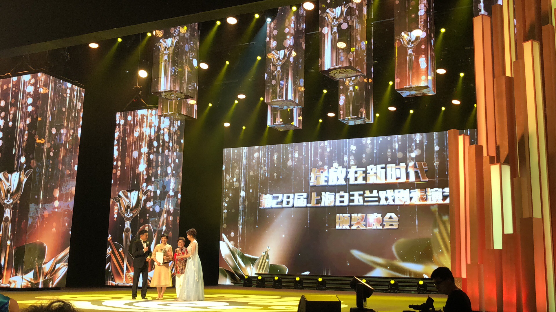 娱乐 _ 白玉兰奖进行时，海清、胡歌、黄磊、刘烨、闫妮担任中国电视节目海外推广大使