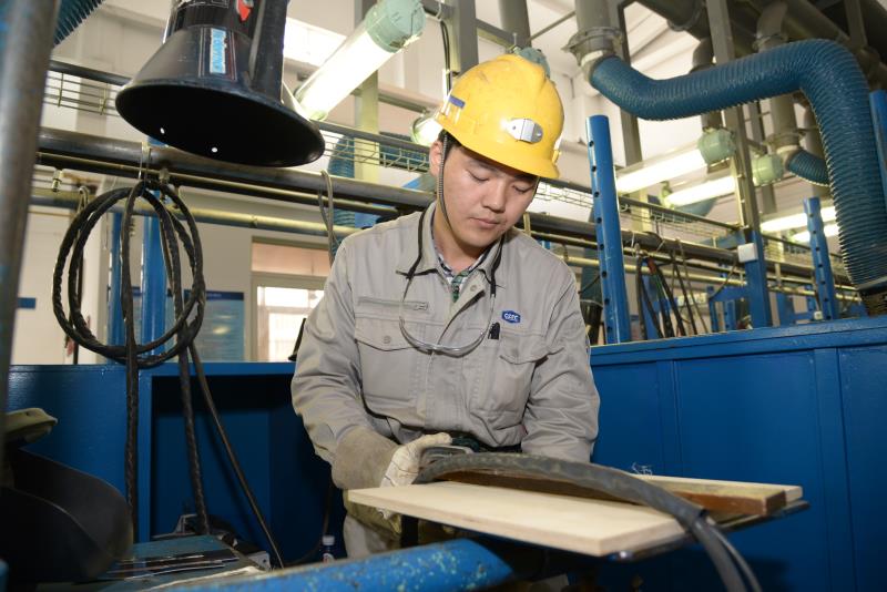 张冬伟:钢板上"绣花",每"针"都要细密稳妥