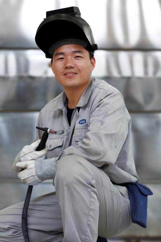 张冬伟:钢板上"绣花",每"针"都要细密稳妥