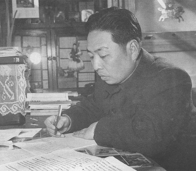 1955年创作中的吴祖光