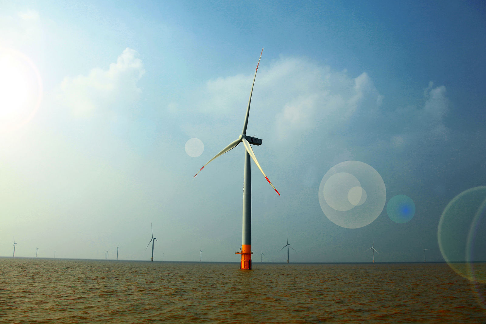 上百架大风车在浩瀚海面依次排开,江苏滨海港将建成亚洲最大海上风