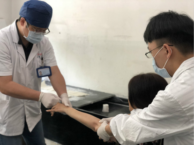 岳阳医院_meitu_1.jpg 岳阳医院_meitu_1.jpg