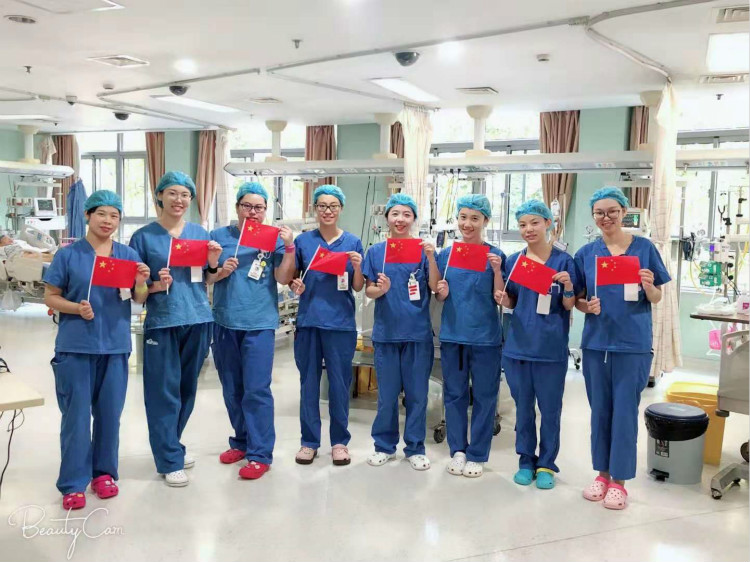 图6:瑞金医院重症监护室护士,拍一张照片祝祖国母亲生日快乐_meitu_9.jpg