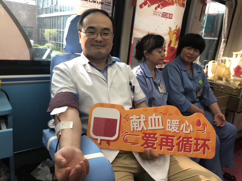 图27:上海市儿童医院医务人员献血迎国庆.jpg