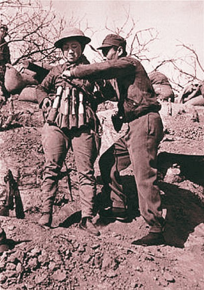 1938年4月台儿庄，中国军队敢死队员正在往身上挂手榴弹 卡帕 摄.jpg