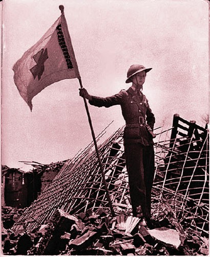 1938年广州，医学院女学生在日军空袭后的废墟上 卡帕 摄.jpg