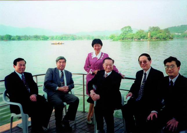 1996年11月5日，金庸参加完捐赠云松书舍仪式后游览西湖。_副本.jpg