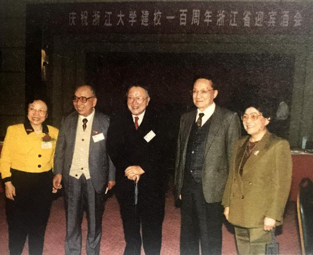 1997年，金庸在浙江大学百年校庆迎宾酒会上。_副本.jpg