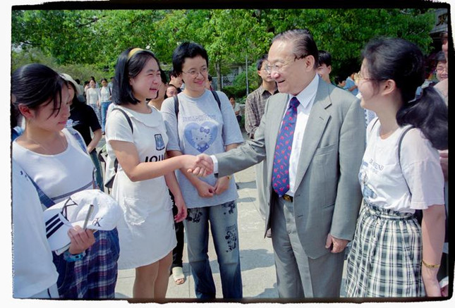 金庸和浙大学生在一起，这是他十分放松的时刻，他喜欢给学生们上课，和他们交流。_副本.jpg