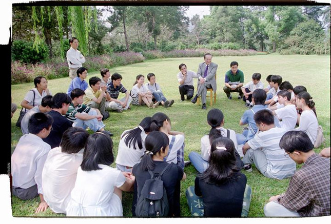 金庸和浙大学生在一起。_副本_副本.jpg