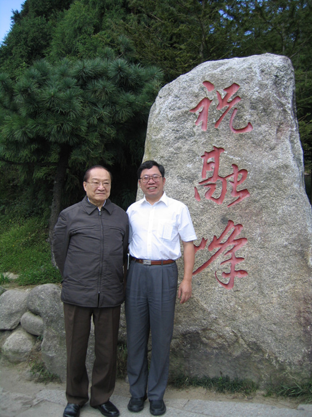 2003年秋，金庸在衡山与本报记者万润龙合影。_副本.jpg