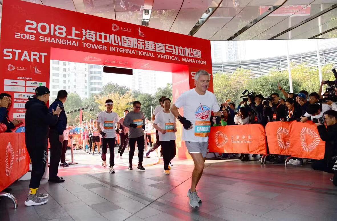 成都国际马拉松今日顺利完赛，2.8万跑友参与_凤凰网
