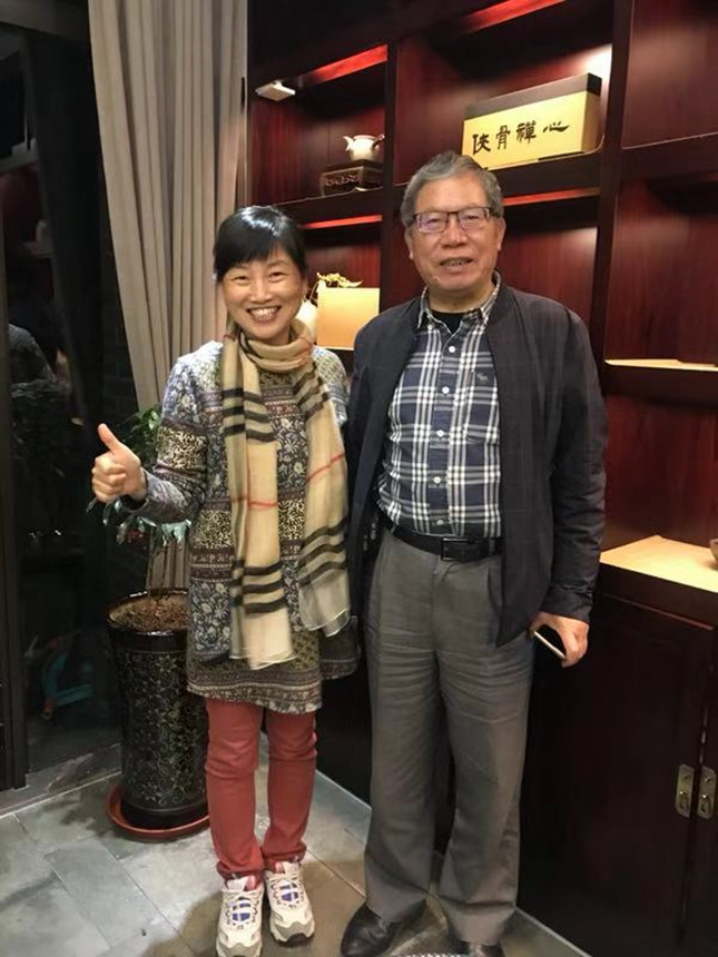 万润龙与金庸先生家乡人木末芙蓉合影_副本.jpg