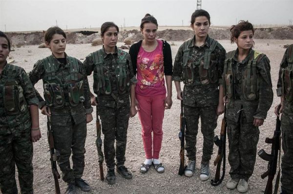 图为叙利亚库尔德武装中的女战士
