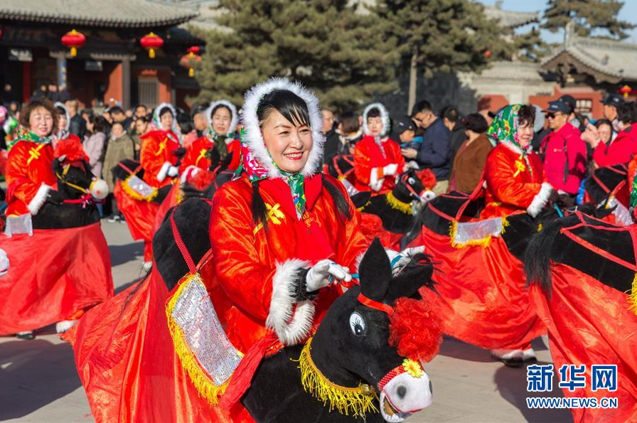 2月6日,民俗表演队在山西大同春节文化庙会上表演.新华社发(张伟 摄)