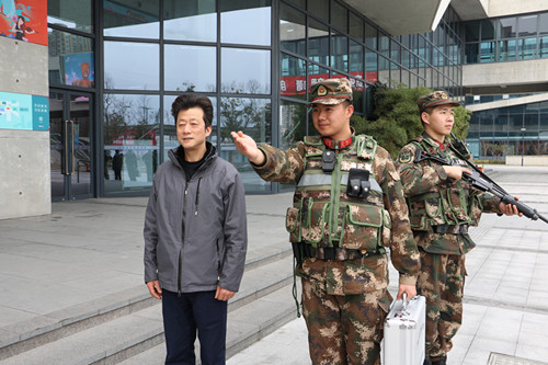 武警官兵为路人指路.陈雨飞 摄.jpg