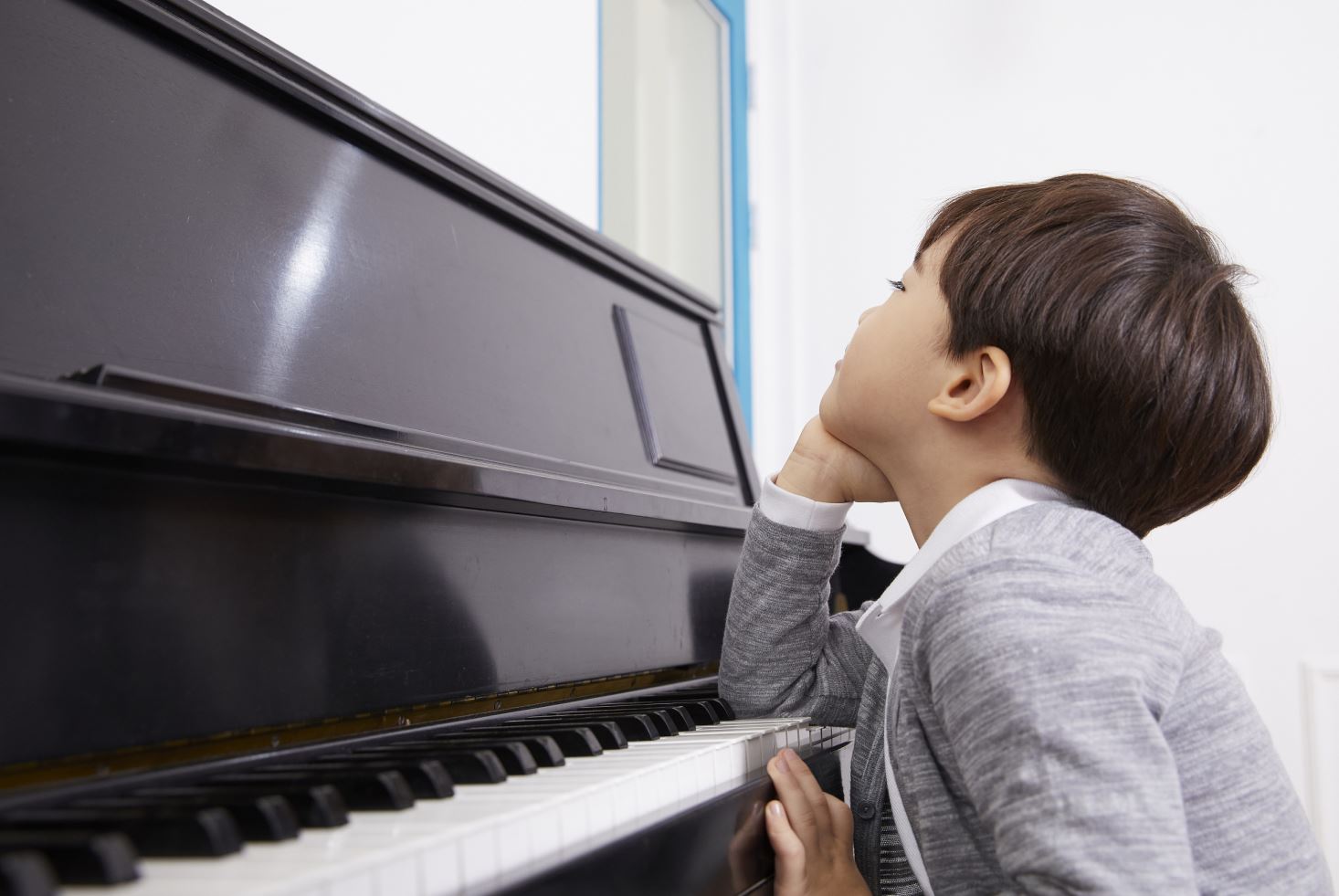 初学钢琴的孩子一定要按照每个指法来弹曲子吗-孩子学钢琴,很熟练的曲子几天不弹,就不会了,这正常吗