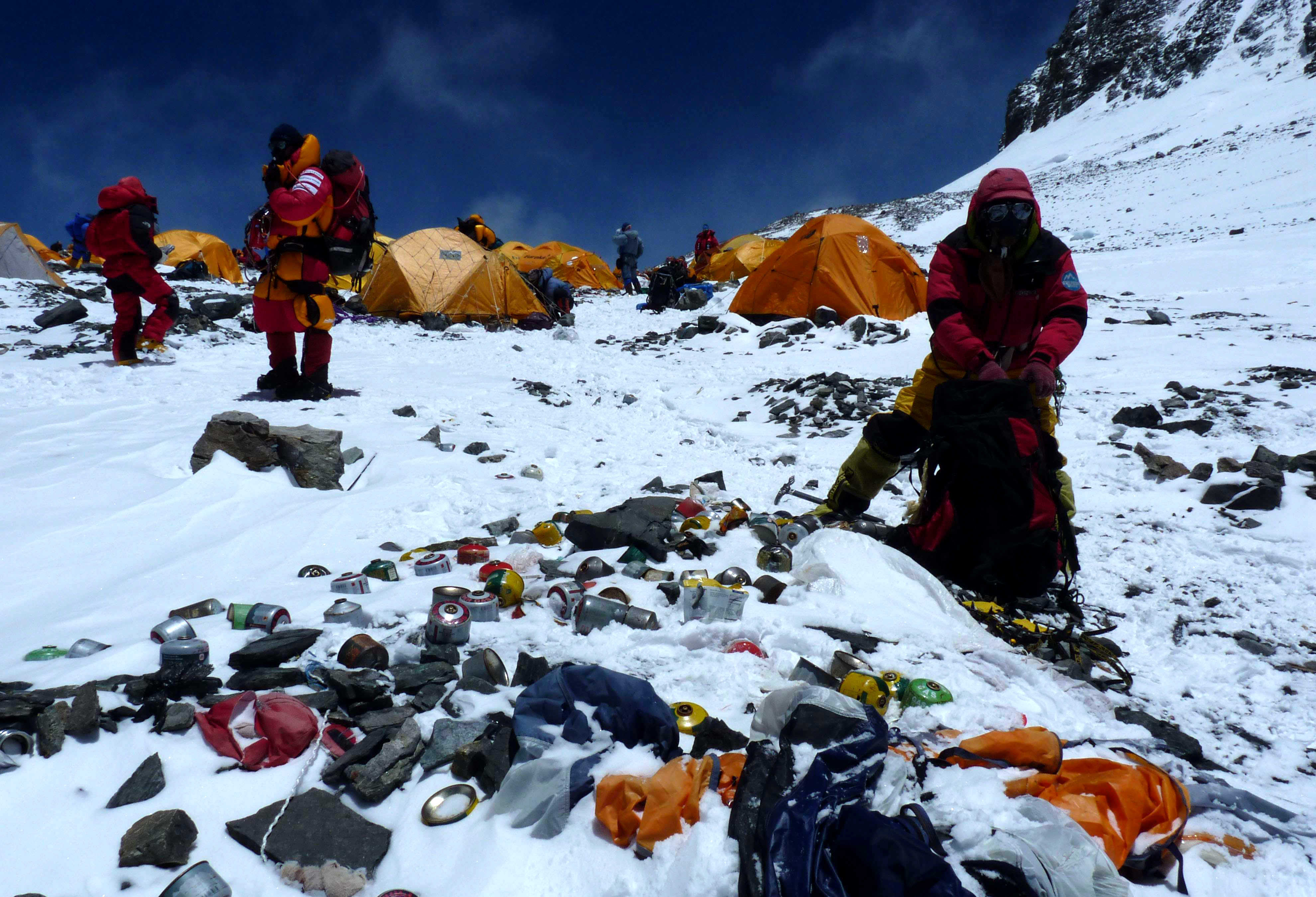 300多人命殒珠峰，为何几十年无人处理尸体？往山下运尸体有多难 - 哔哩哔哩