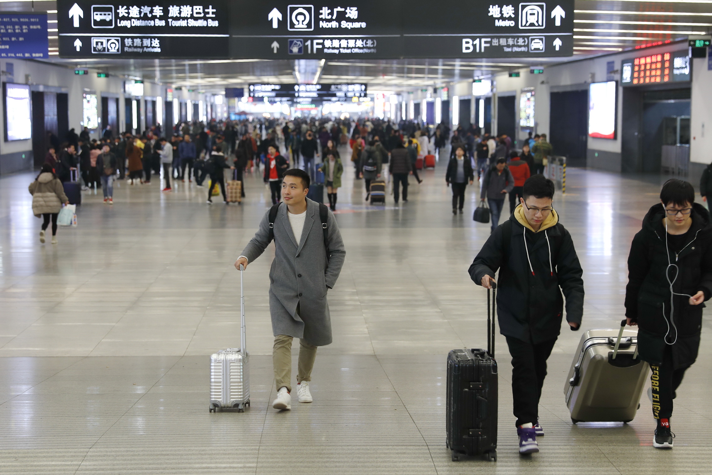 暖心！济宁火车站工作人员热心帮助行动不便的旅客出行 - 民生 - 济宁 - 济宁新闻网