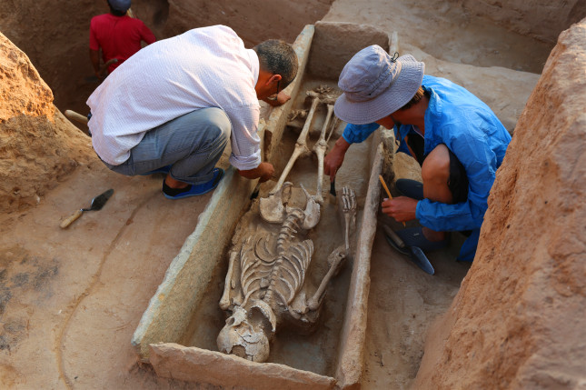 考古人员在清理墓葬。.JPG
