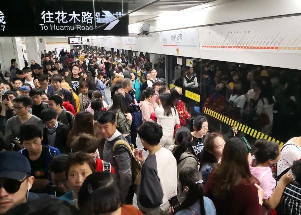 上海地铁表示,超载有危险