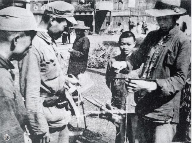 采购物资的解放军指战员.jpg