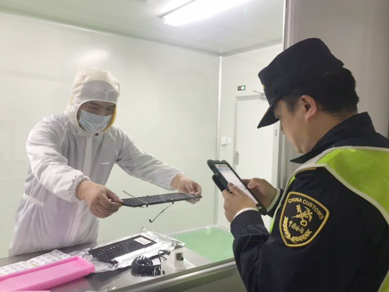 全国空运口岸首个无尘洁净室落户上海浦东机场海关-周扬 摄1.jpg