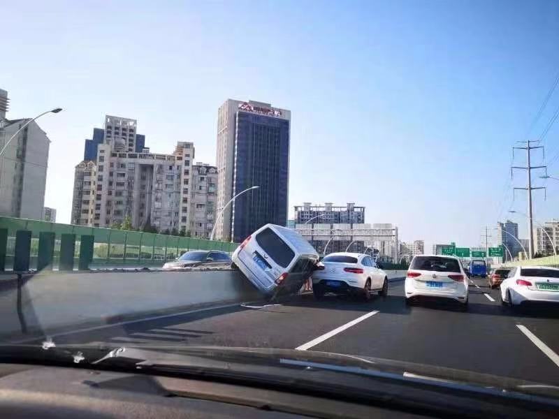 今晨,中环高架外圈近真南路下匝道发生一起交通事故.