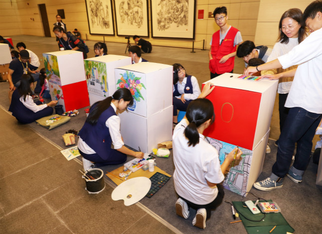 徐本方老师现场讲解《手拉手我画我的祖国》课程 何思哲摄_meitu_4.jpg 徐本方老师现场讲解《手拉手我画我的祖国》课程 何思哲摄_meitu_4.jpg