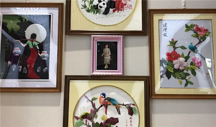 老人的布艺作品.jpg 老人的布艺作品.jpg